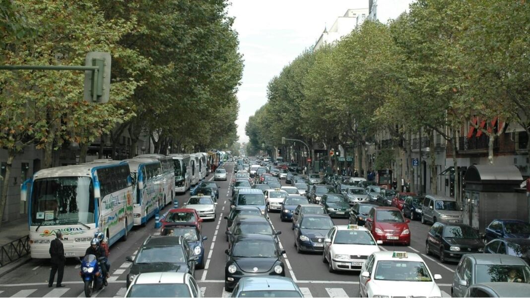 parque automovilístico en España con coches antiguos en circulación urbana