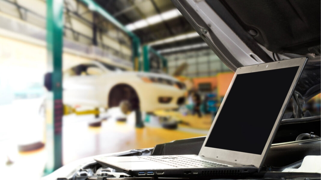 digitalización del taller con ordenador en entorno de reparación