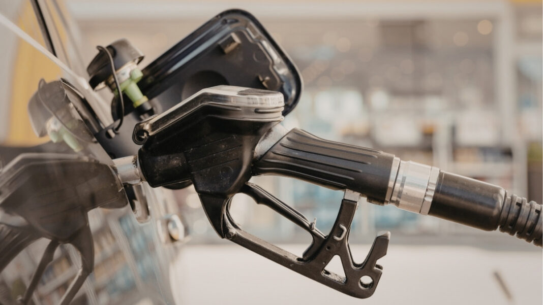 el reto de llenar el depósito y cómo ahorrar combustible con tu coche